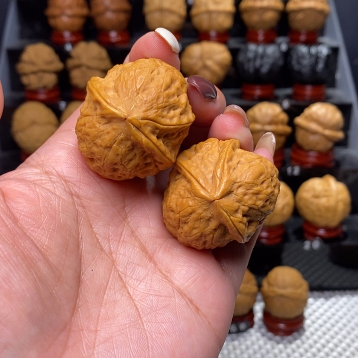 文玩核桃把件寿桃三棱异型…………70