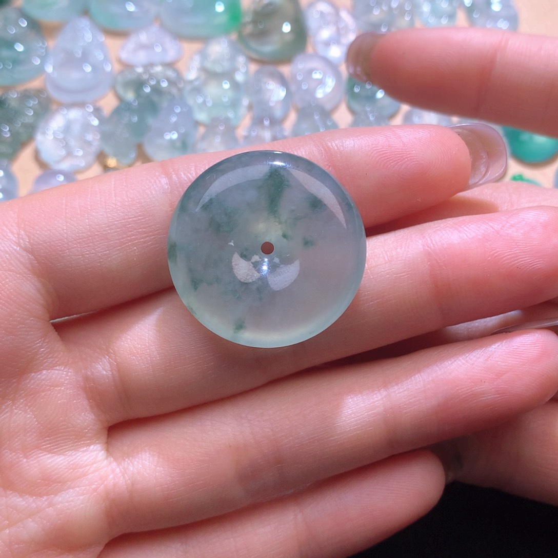 翡翠颈饰未镶嵌扣子