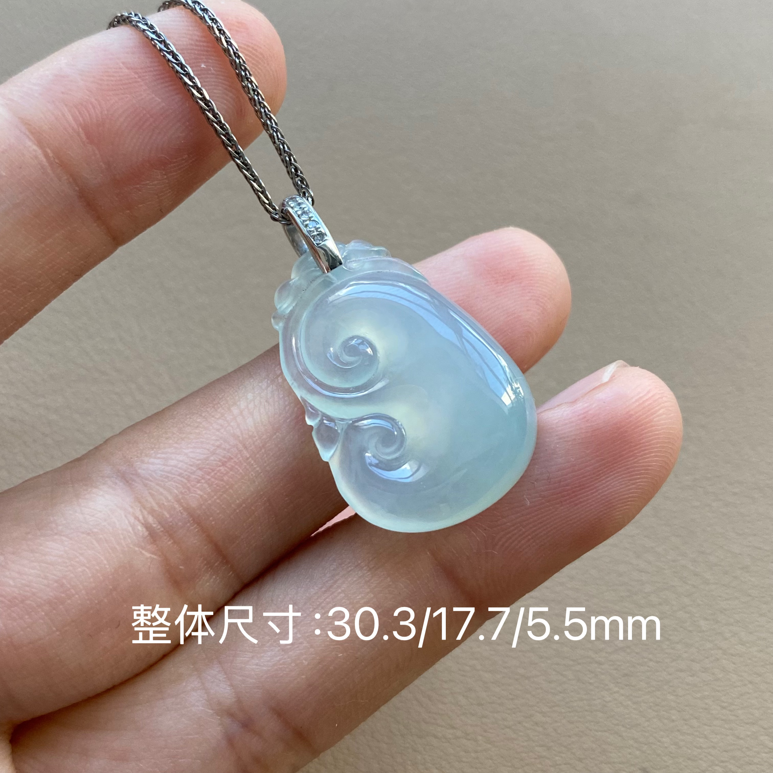 翡翠颈饰18k金镶嵌淡晴水底形体厚实底子干净细腻翡翠如意吊坠