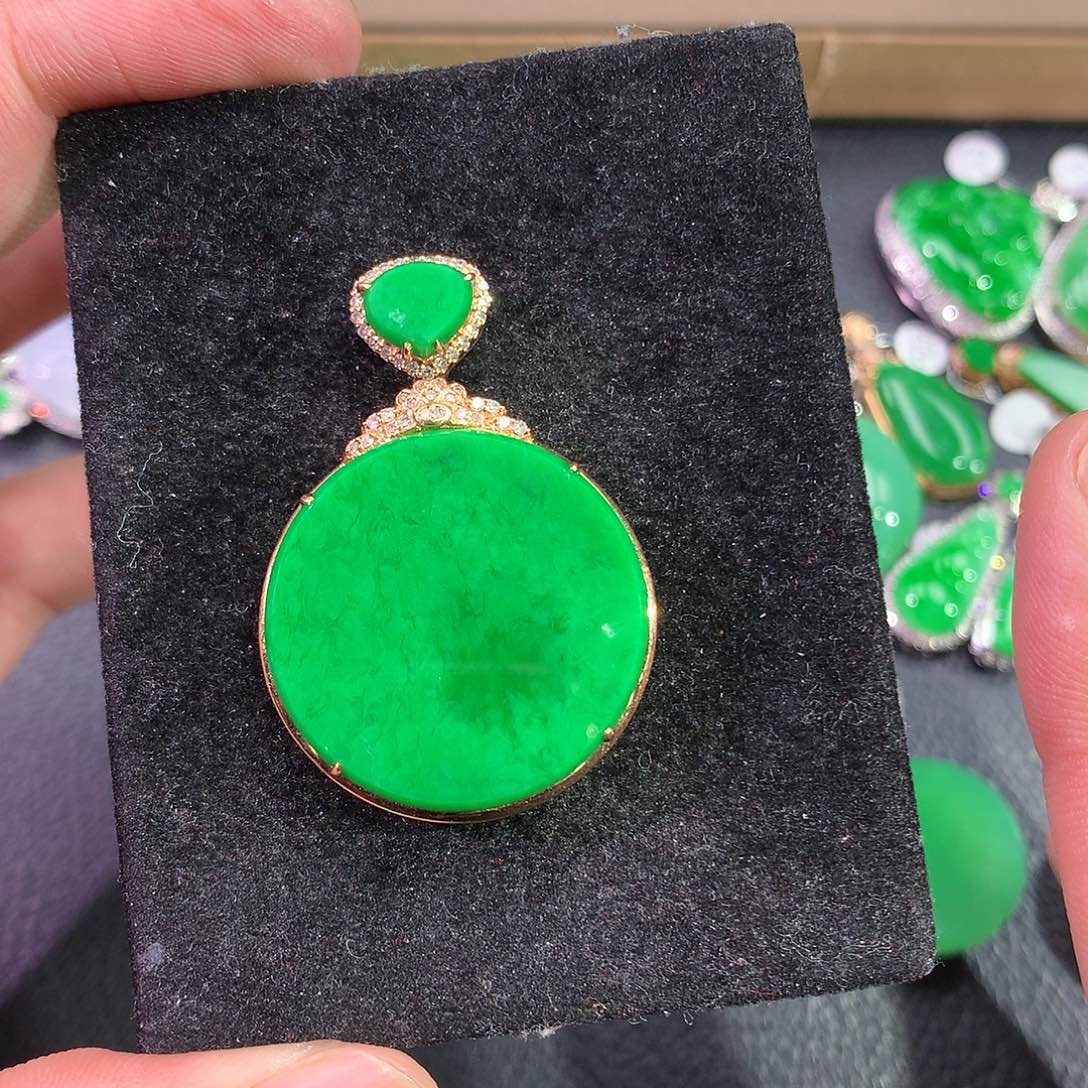 翡翠吊坠(赠链)18K金镶嵌