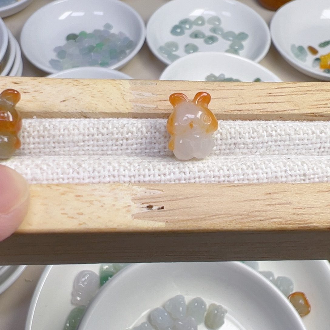 乔***兮翡翠散珠兔子一只