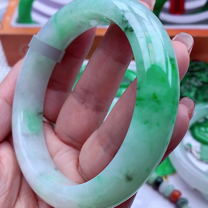 翡翠手镯未镶嵌翡翠