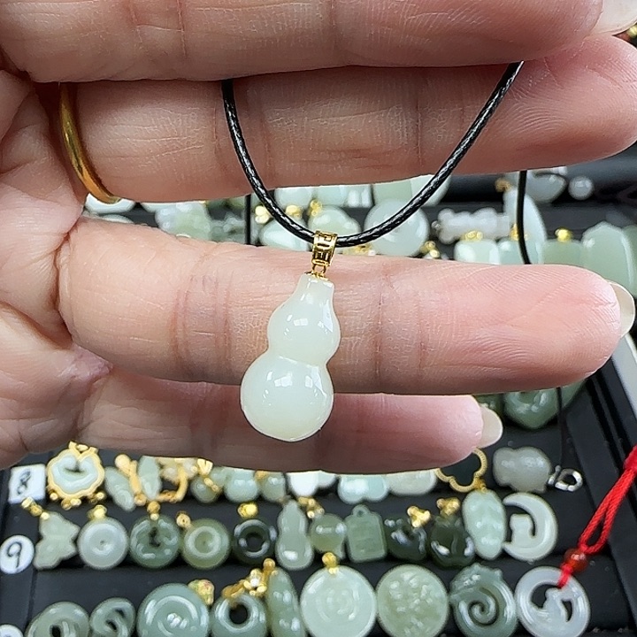 和田玉吊坠(不含链)18K金镶嵌