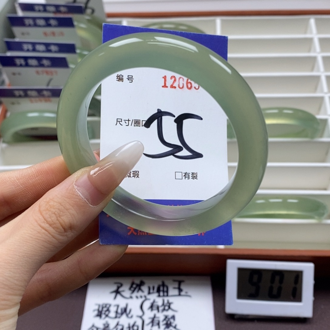 蛇纹石玉手镯未镶嵌