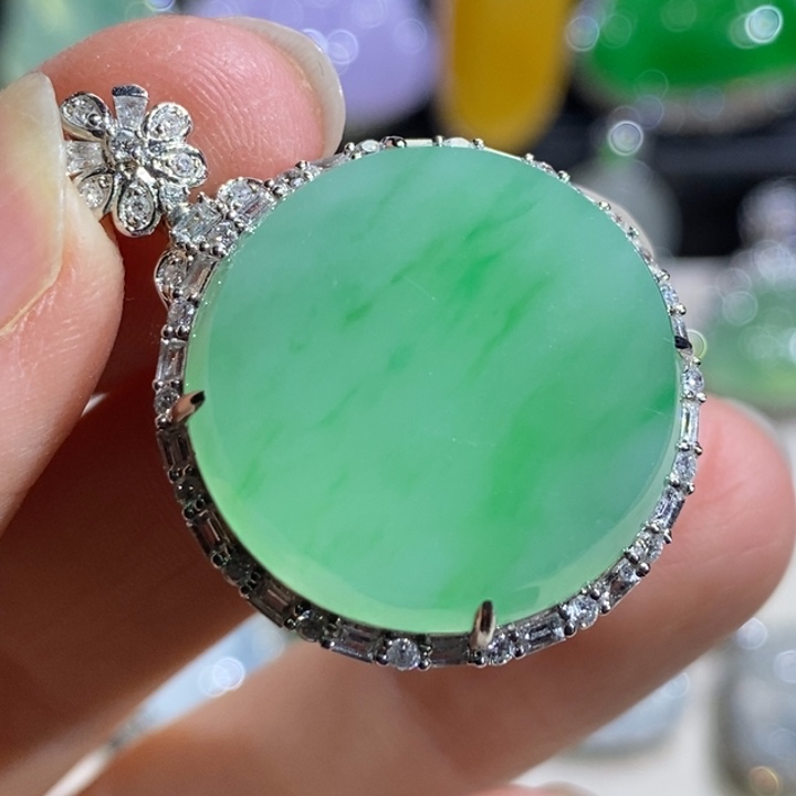 翡翠18K金镶嵌颈饰圆牌