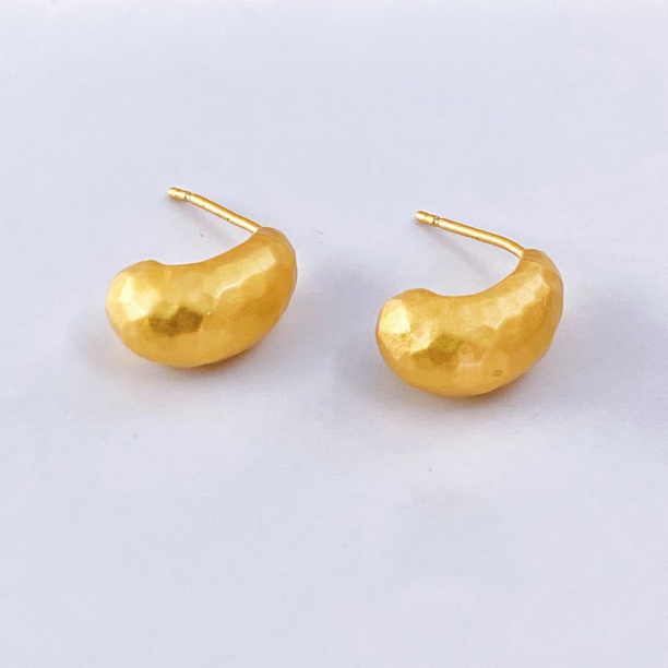 925银耳饰 高级感元宝锤纹金色豆子耳钉77250002