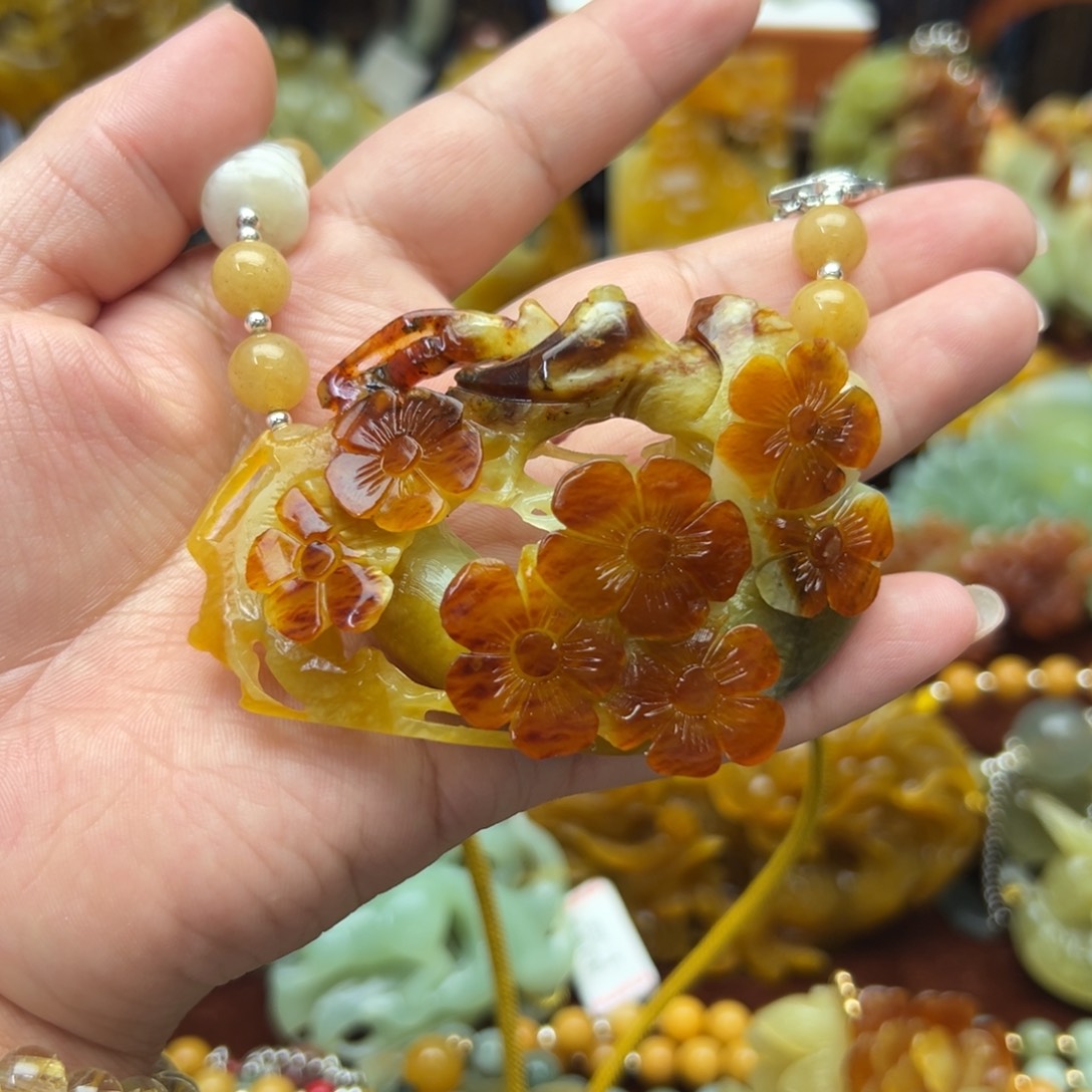 蛇纹石玉未镶嵌颈饰梅花