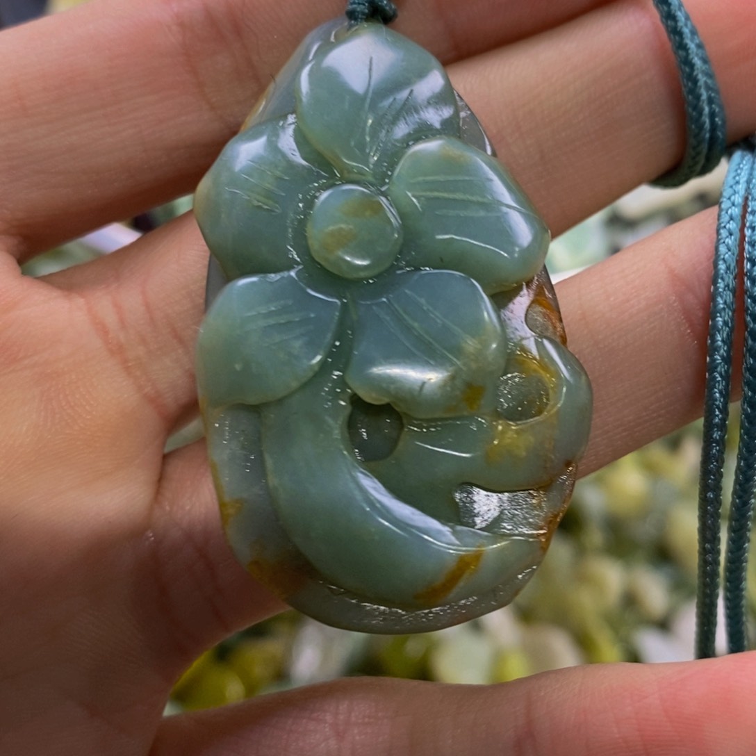 蛇纹石玉吊坠未镶嵌