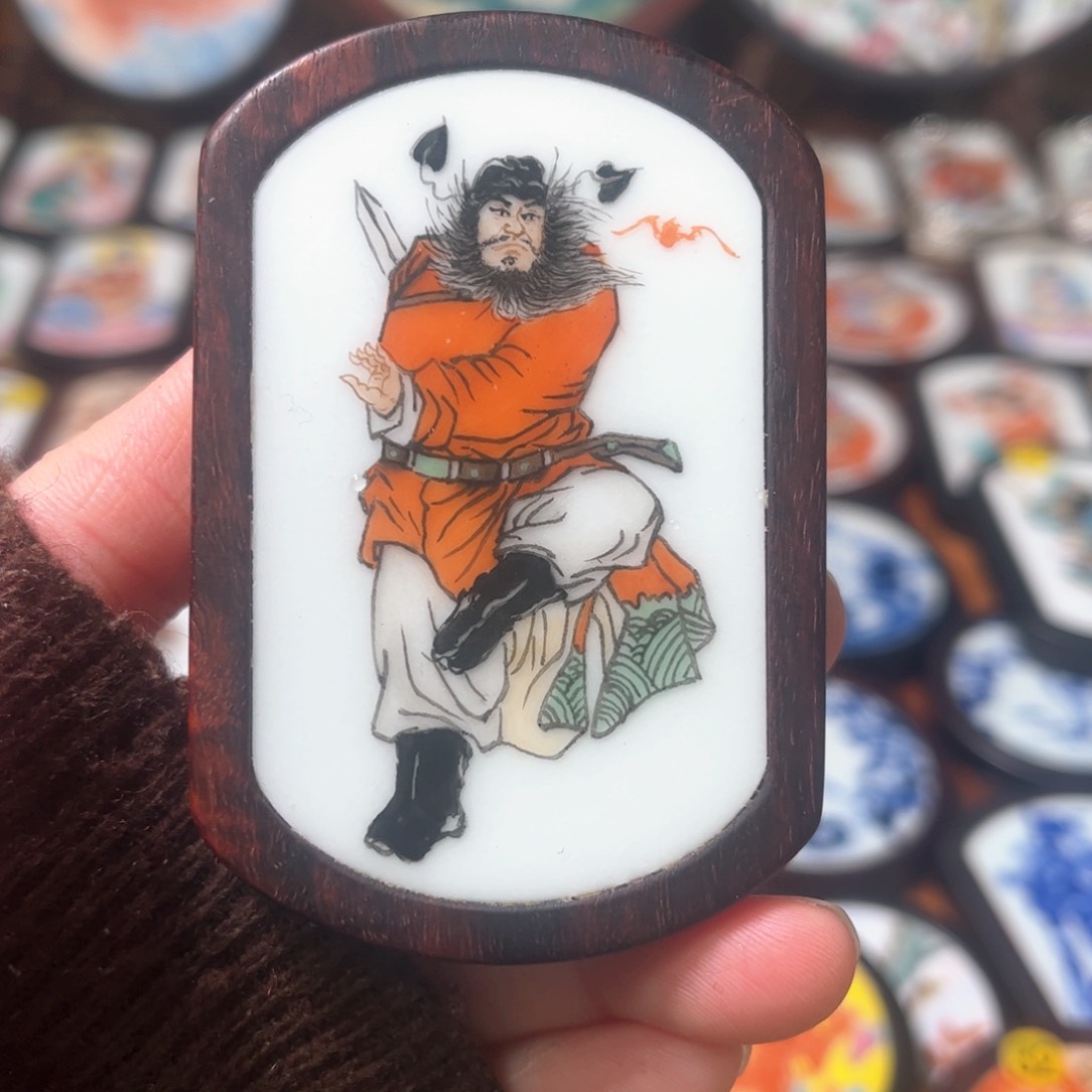 摆件关**侯瓷片挂件一个