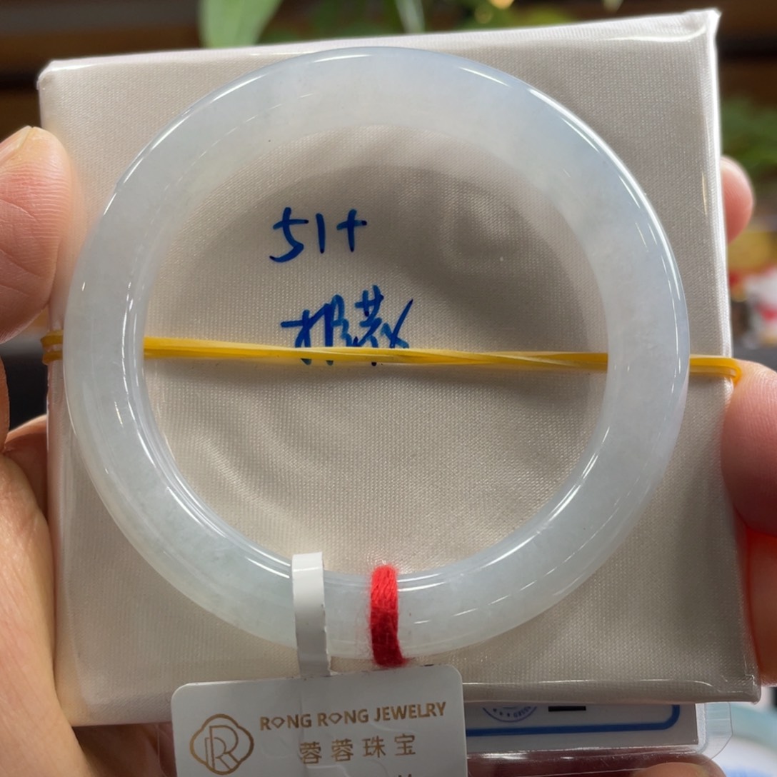 翡翠手镯未镶嵌翡翠