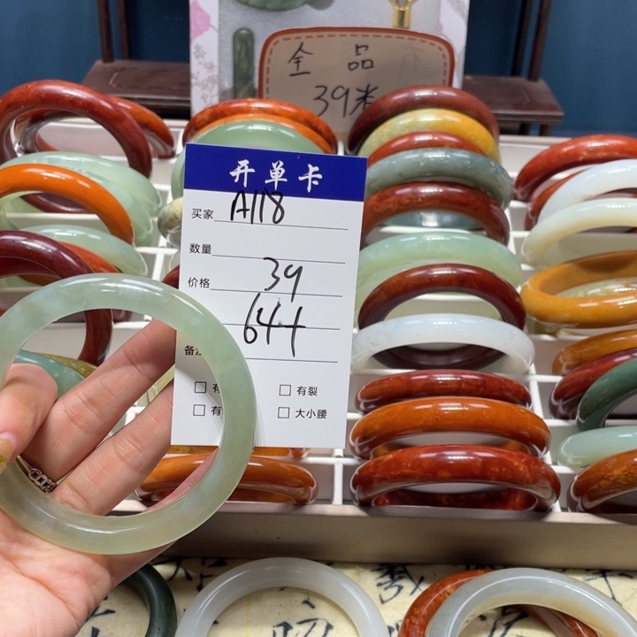 蛇纹石玉手镯未镶嵌凤