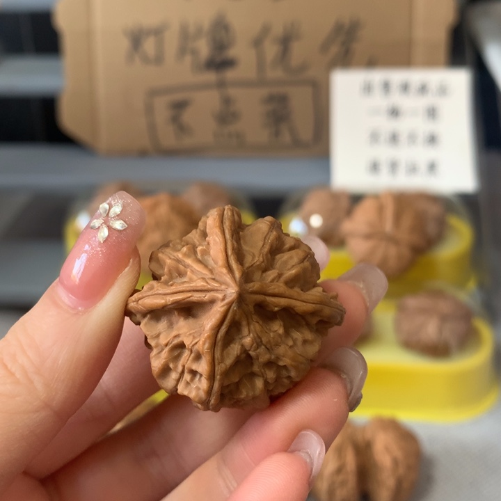 小***p文玩核桃吊坠异形单只，有瑕疵