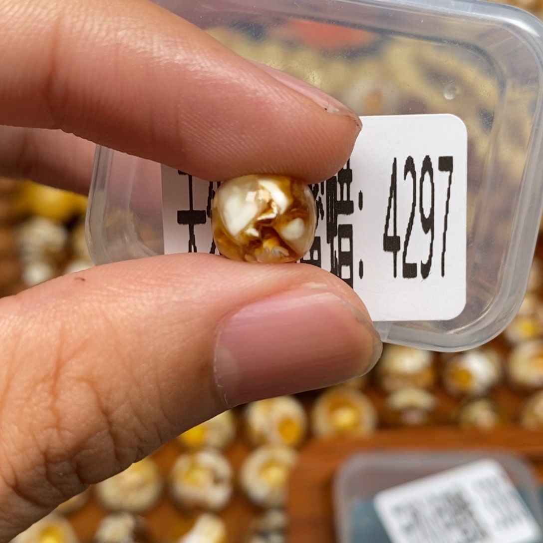 蜜蜡未镶嵌珠宝奇石4297