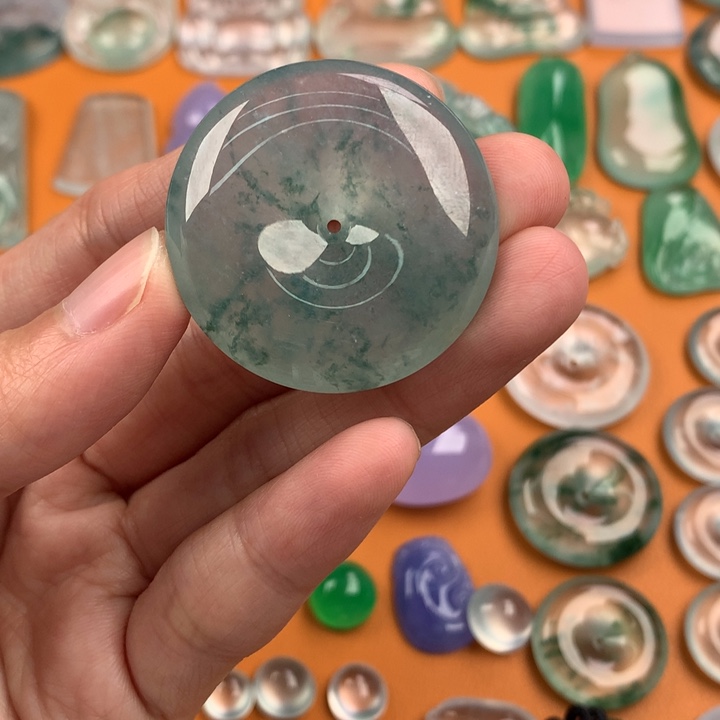 翡翠挂件未镶嵌…..