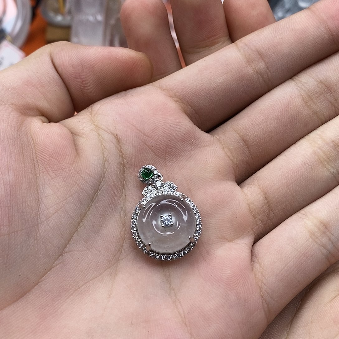 颈饰未镶嵌石英质玉