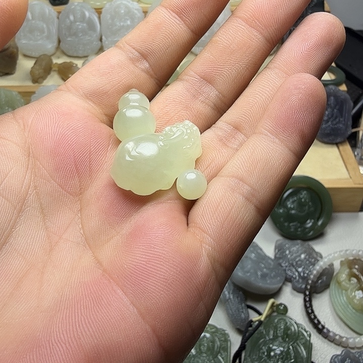 用***华和田玉未镶嵌颈饰