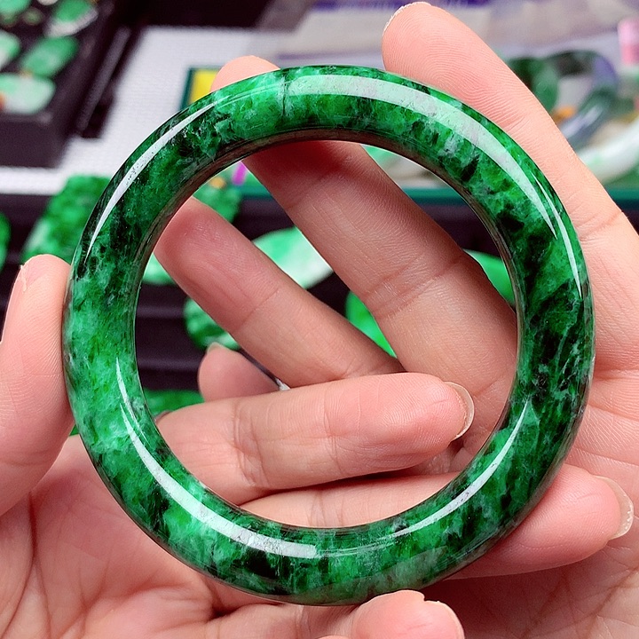 翡翠手镯未镶嵌翡翠