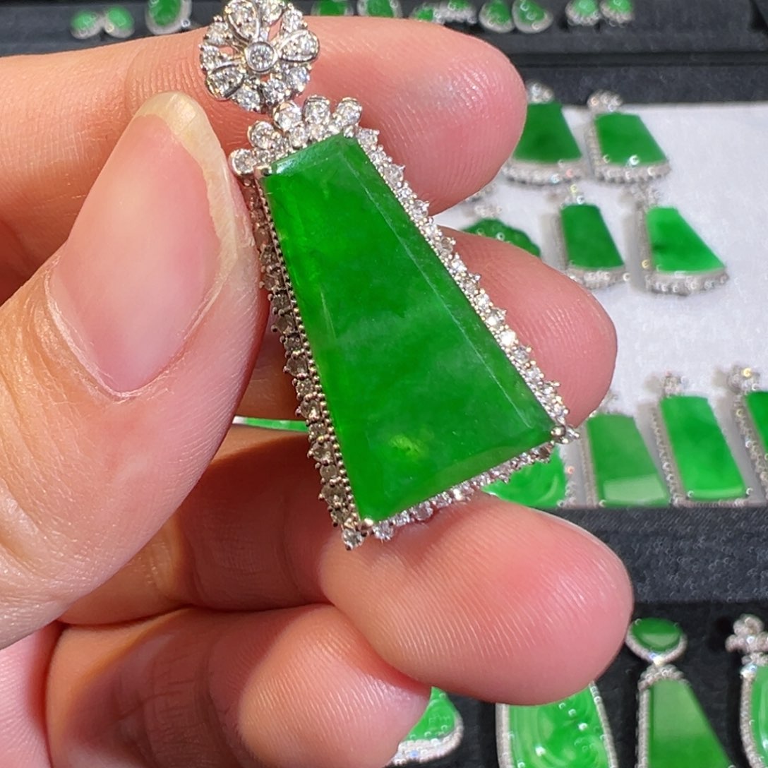 【闪购商品】翡翠吊坠(不含链)18K金镶嵌