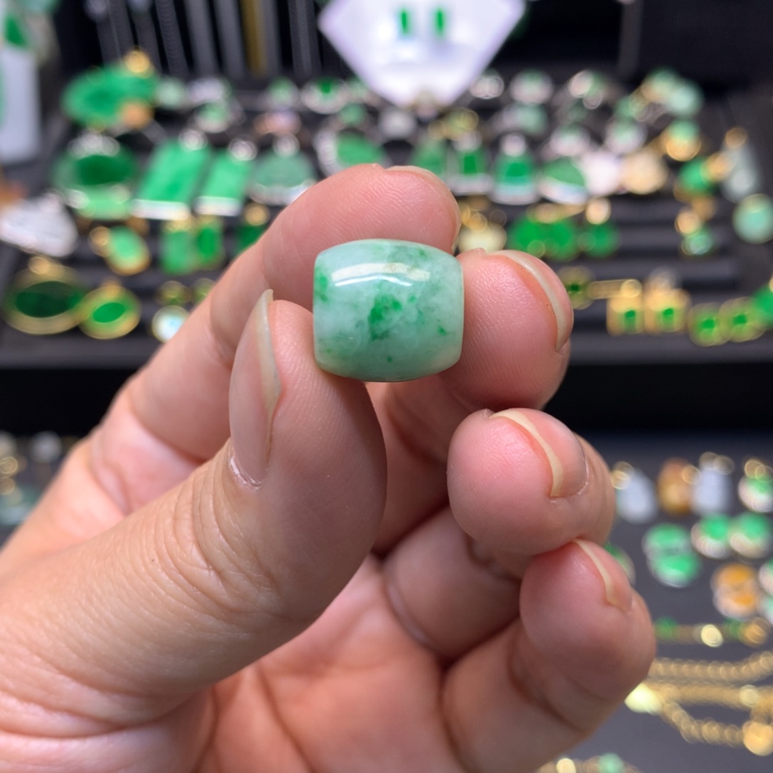 翡翠未镶嵌颈饰有纹