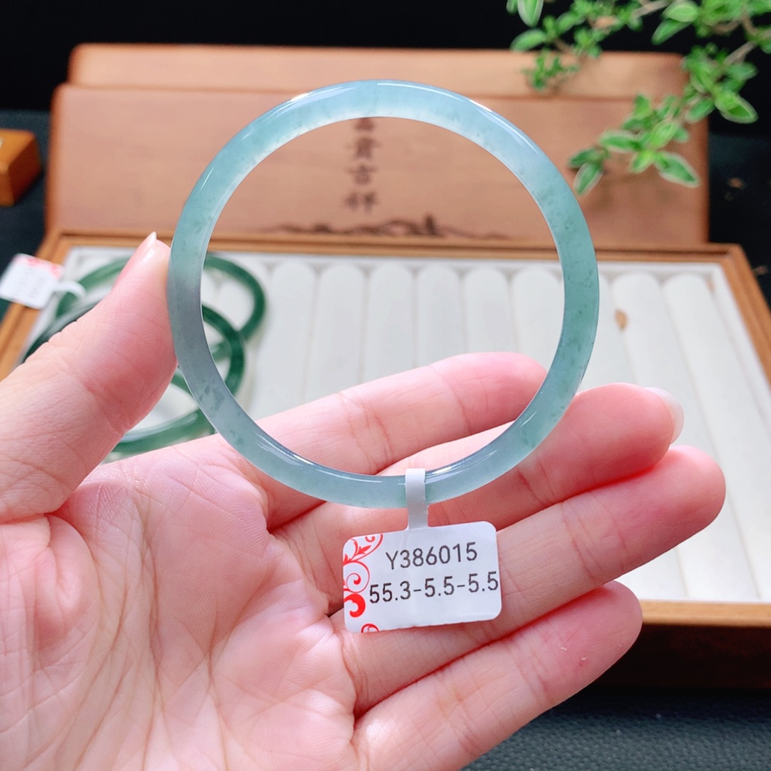 翡翠未镶嵌手镯（圆镯）