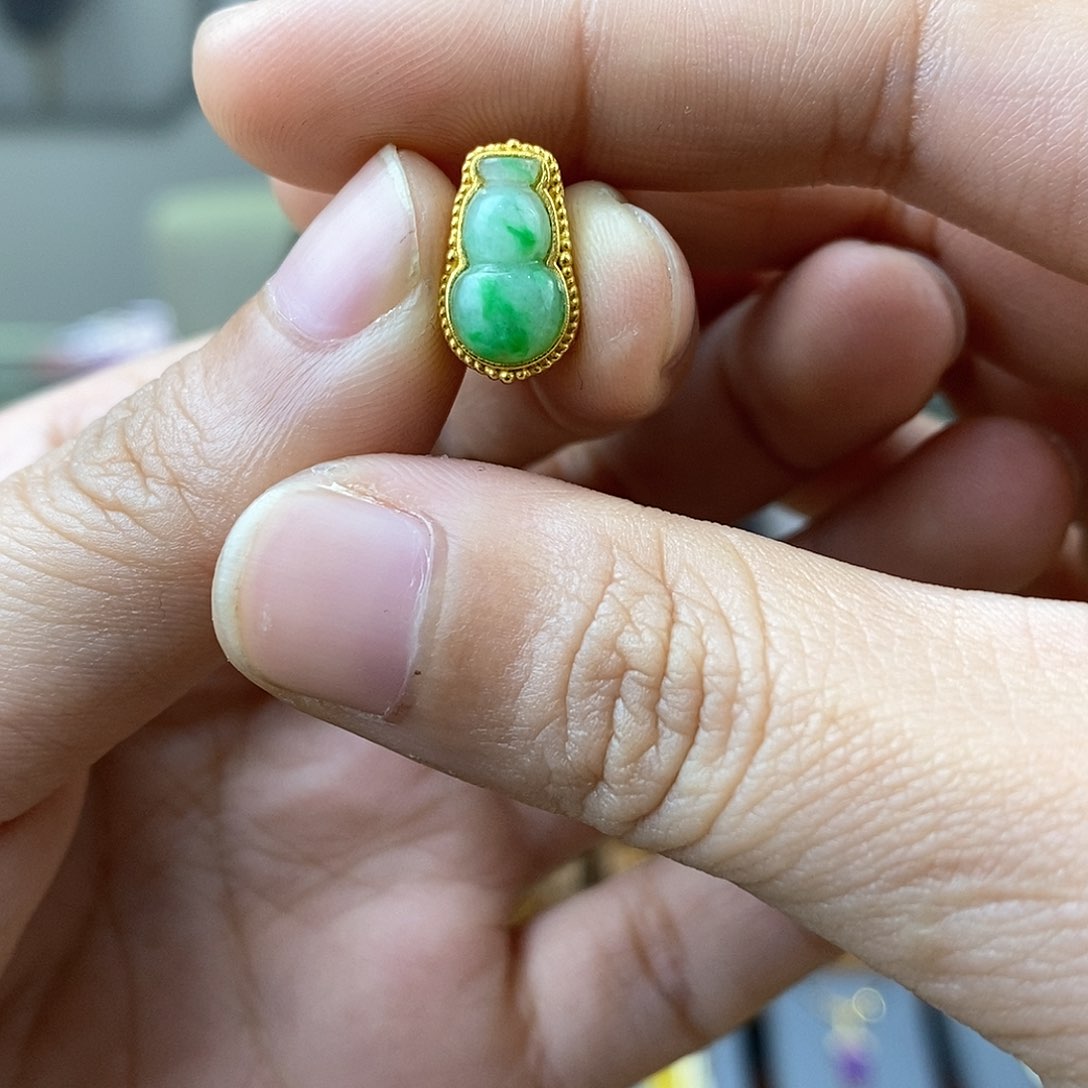 翡翠挂件18K金镶嵌翡翠背云