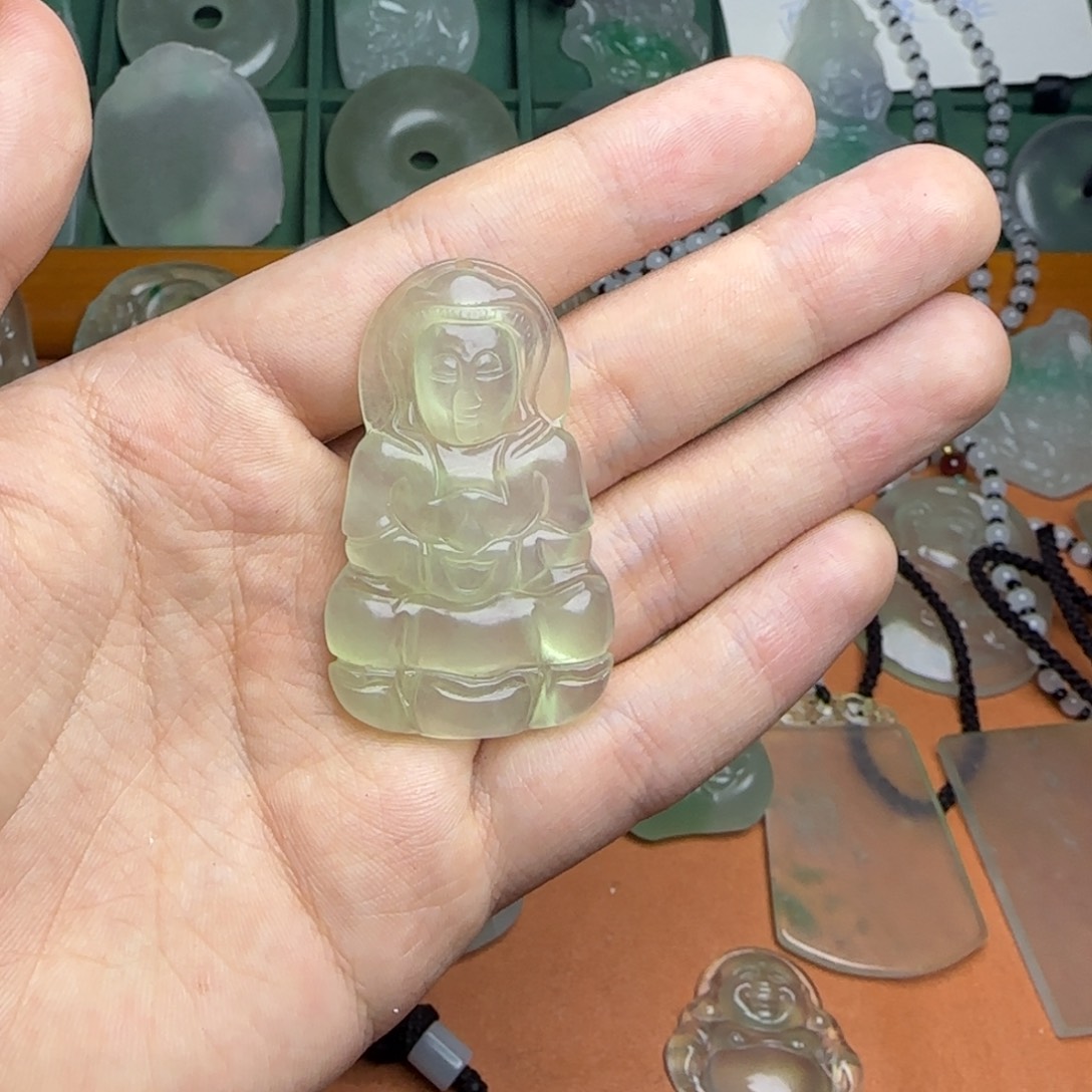 翡翠未镶嵌颈饰观音