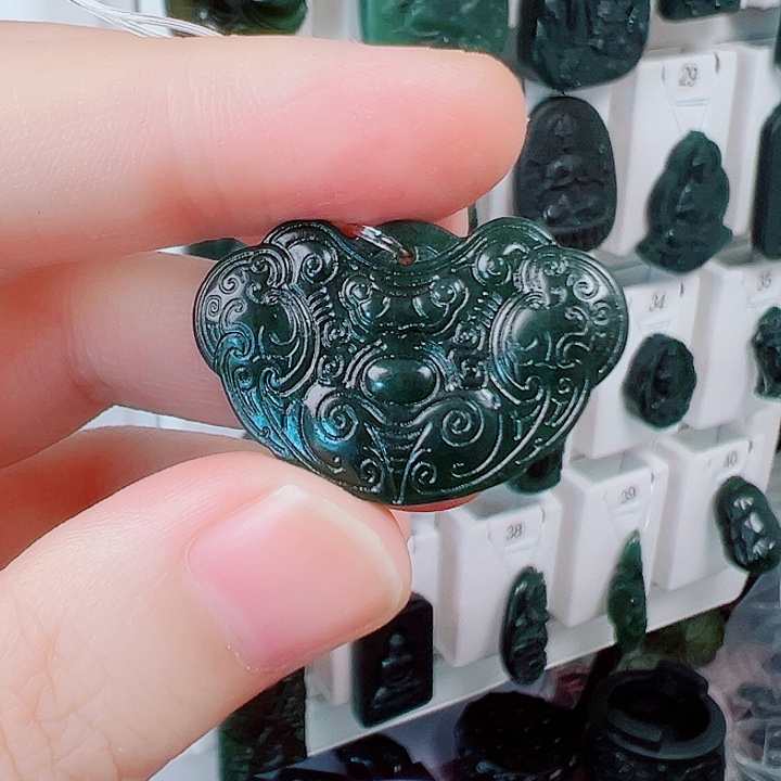 蛇纹石玉颈饰未镶嵌