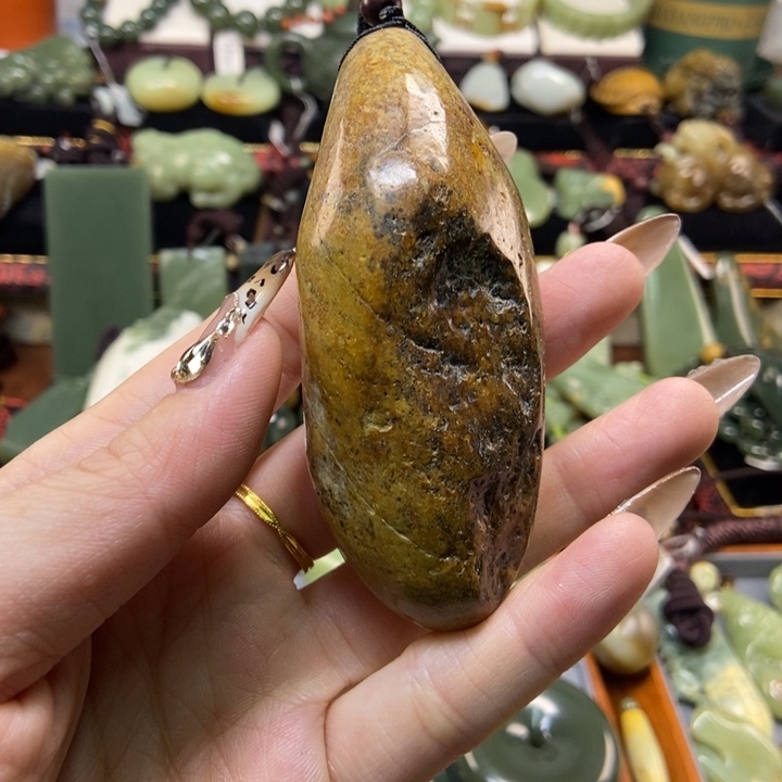 未镶嵌岫岩河磨玉（透闪石质玉）把件