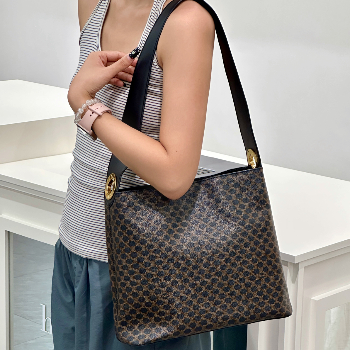 95新 Celine/思琳 大金环黑花托特单肩包