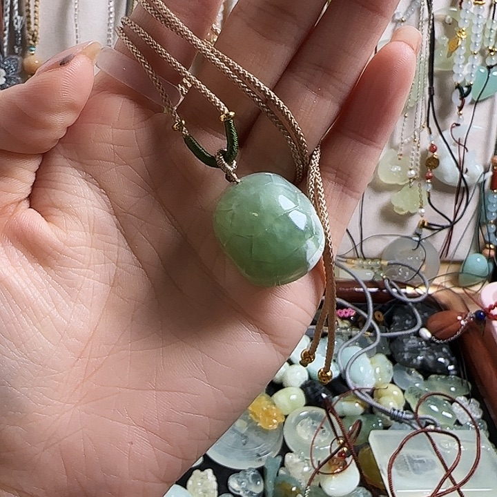 族***族蛇纹石玉合金颈饰