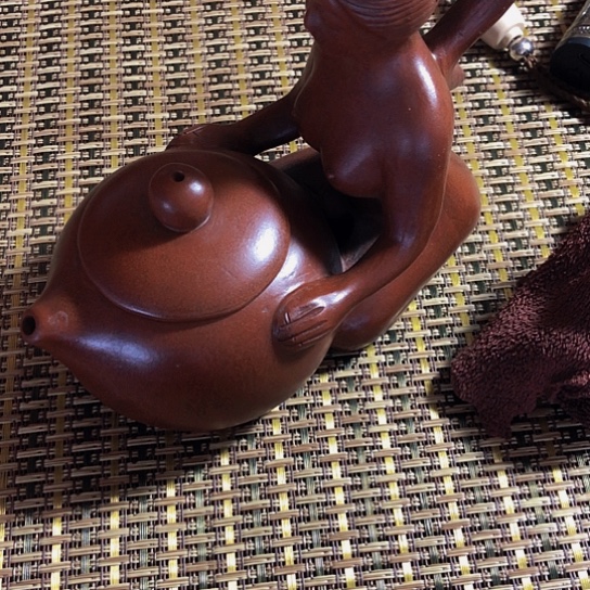 紫砂茶壶工，原矿泥料手工制作的紫砂壶。