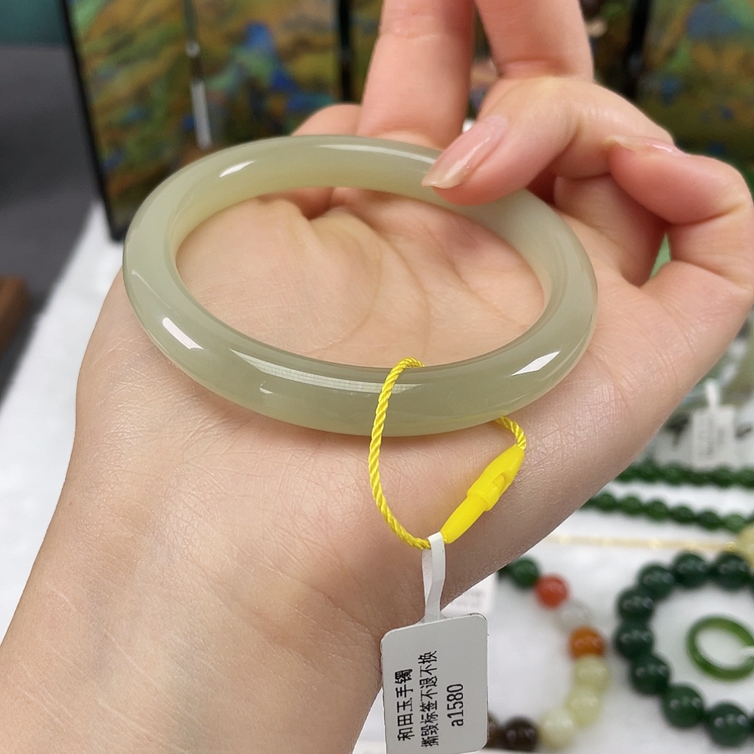 和田玉未镶嵌手镯