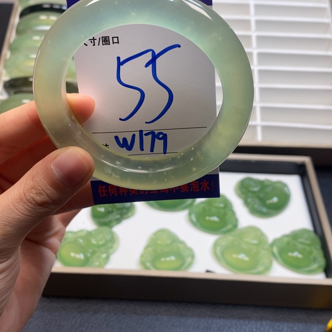 蛇纹石玉手镯未镶嵌