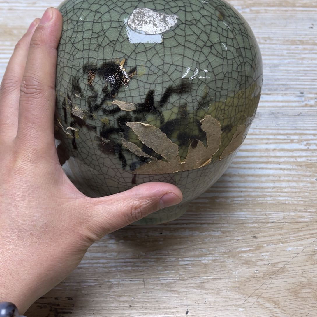 瓷片密密麻麻地排列着一个大