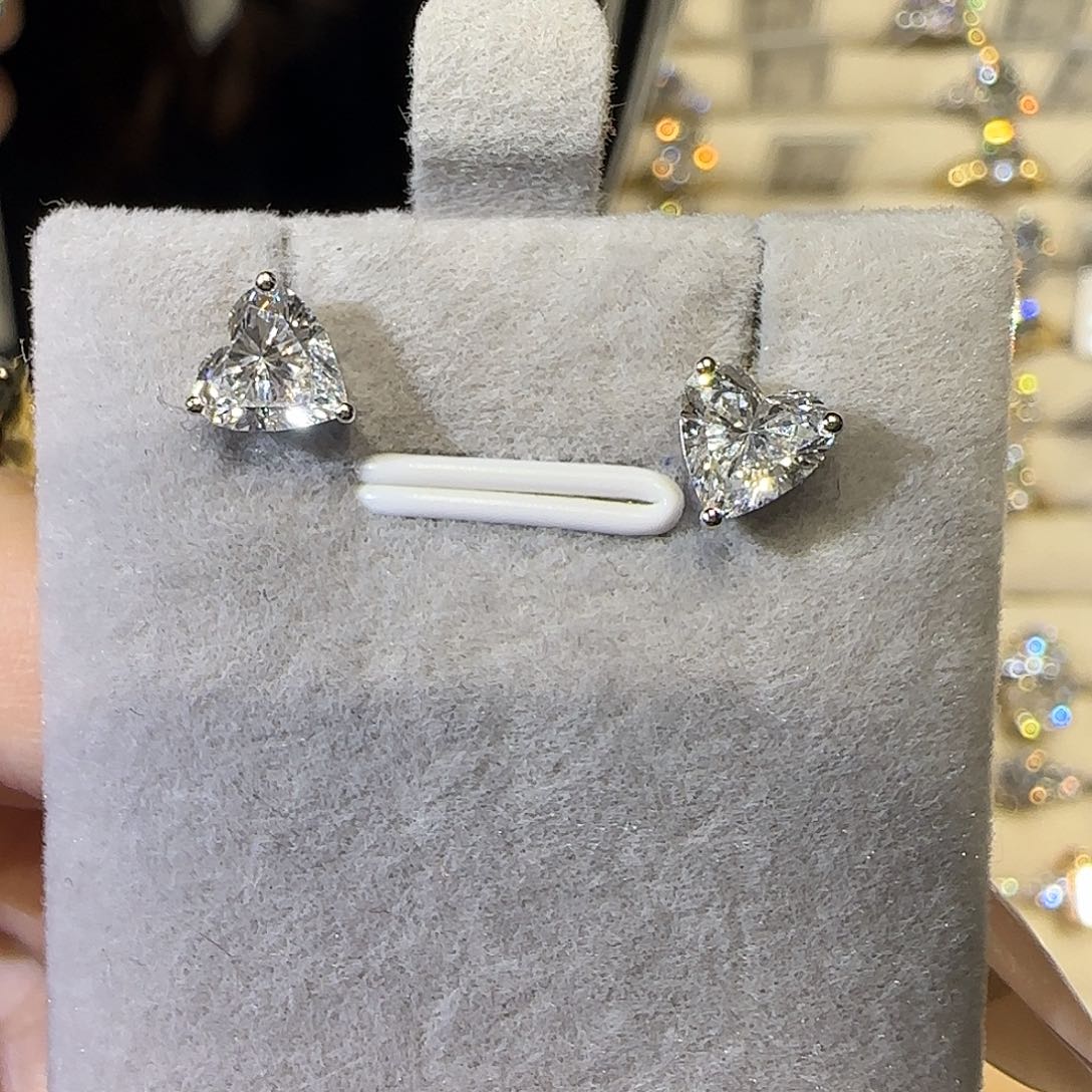 实验室培育钻石18K金镶嵌爱心耳钉1卡