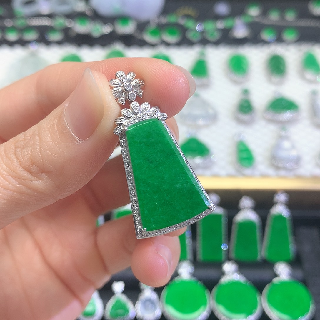 颈饰18K金镶嵌翡翠吊坠