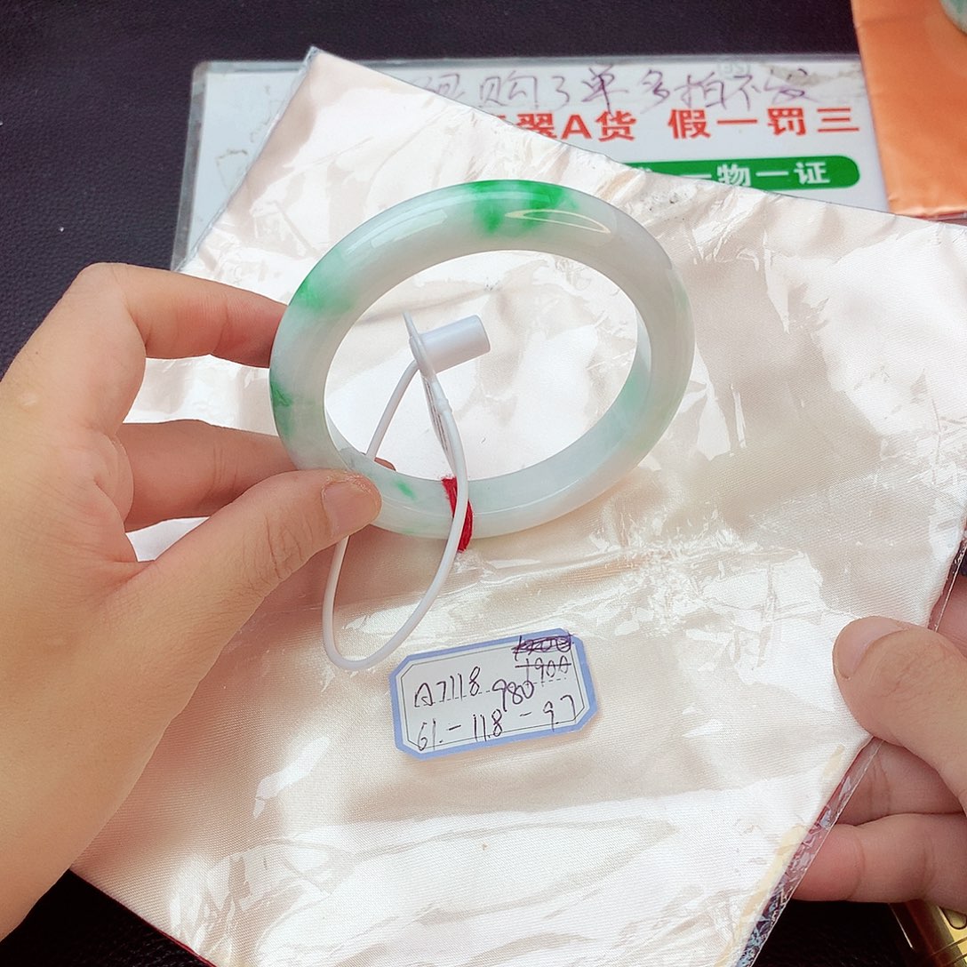翡翠手镯未镶嵌翡翠