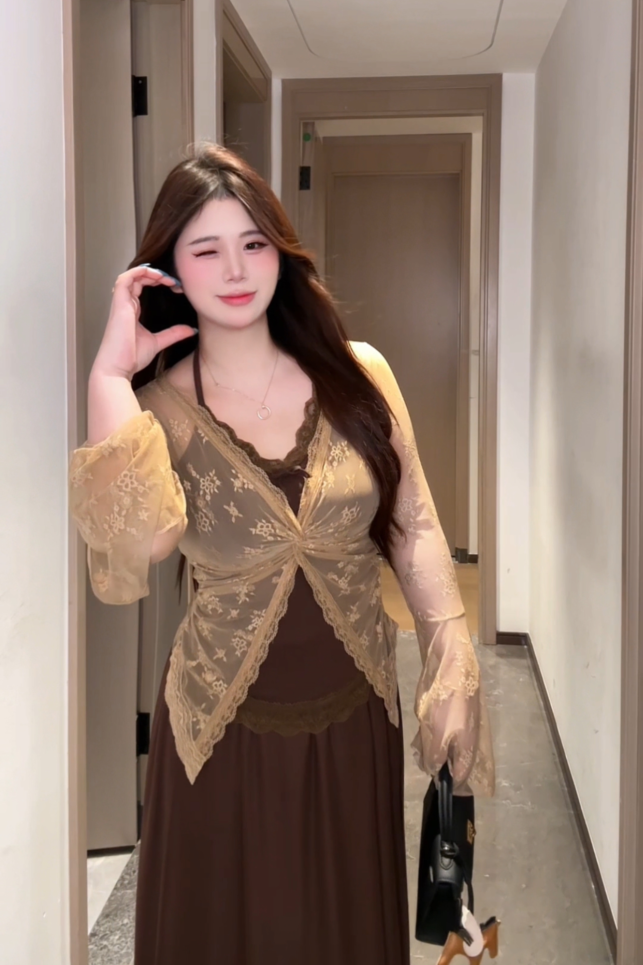 【惠珍】微胖mm辣妹交叉V领扭结蕾丝长袖T恤女秋季别致上衣套装潮