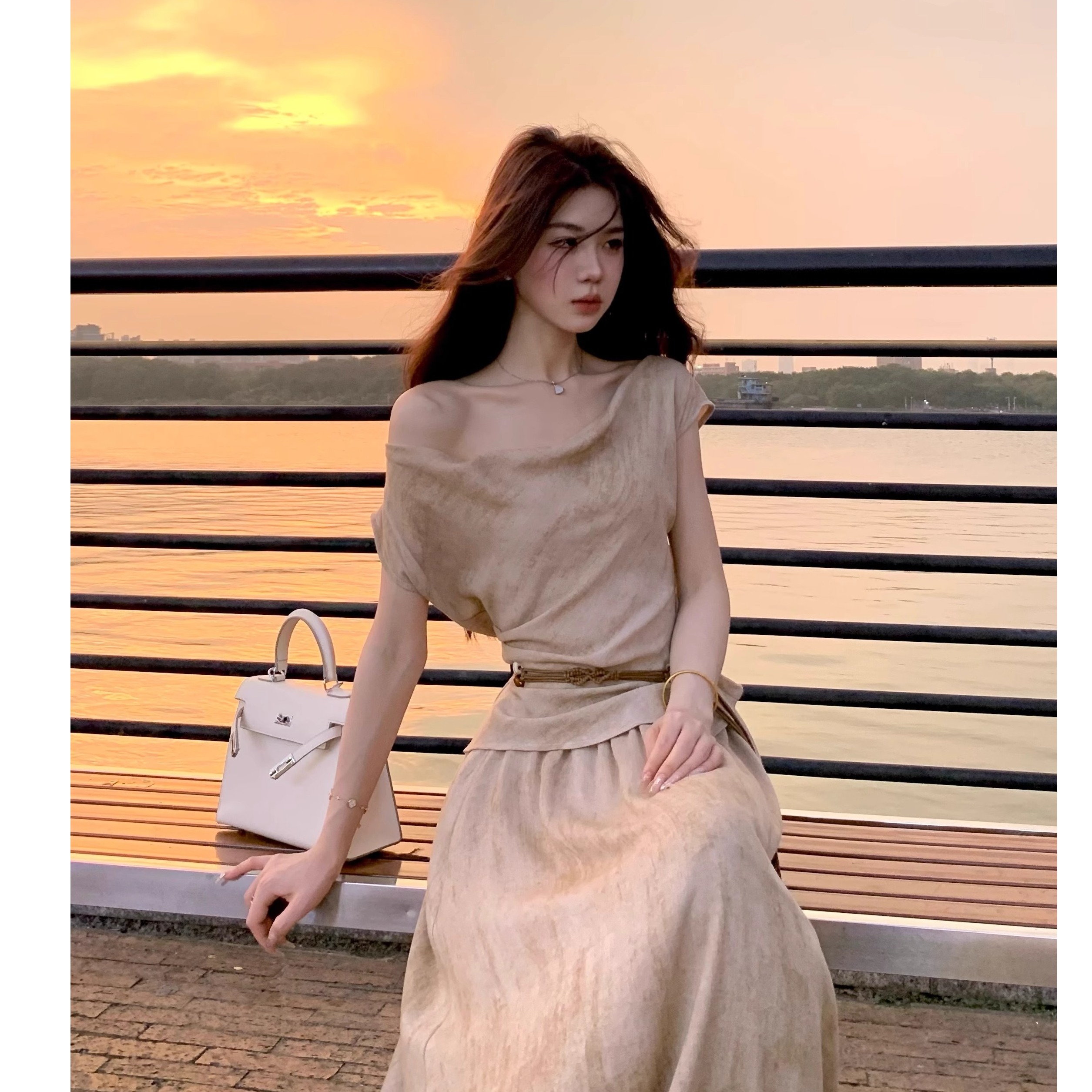 木子李的李2025奶茶色慵懒度假风荡领上衣女短袖高腰半身裙套装夏