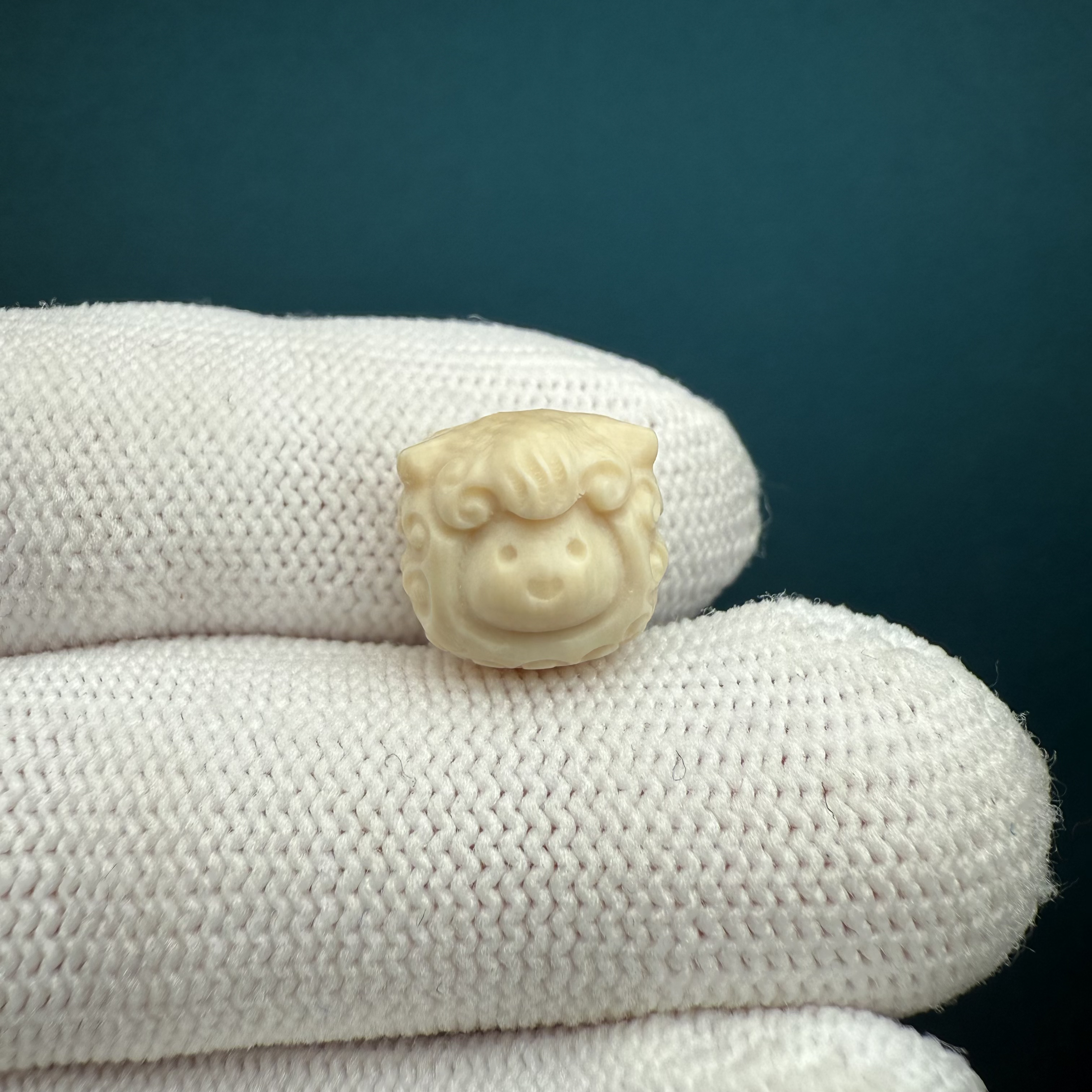 J8675【瑕疵】天然猛犸 雕刻配饰约11.8*11.5mm一物一图假一罚十