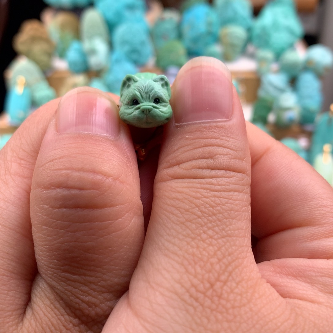 绿松石颈饰未镶嵌侯**果