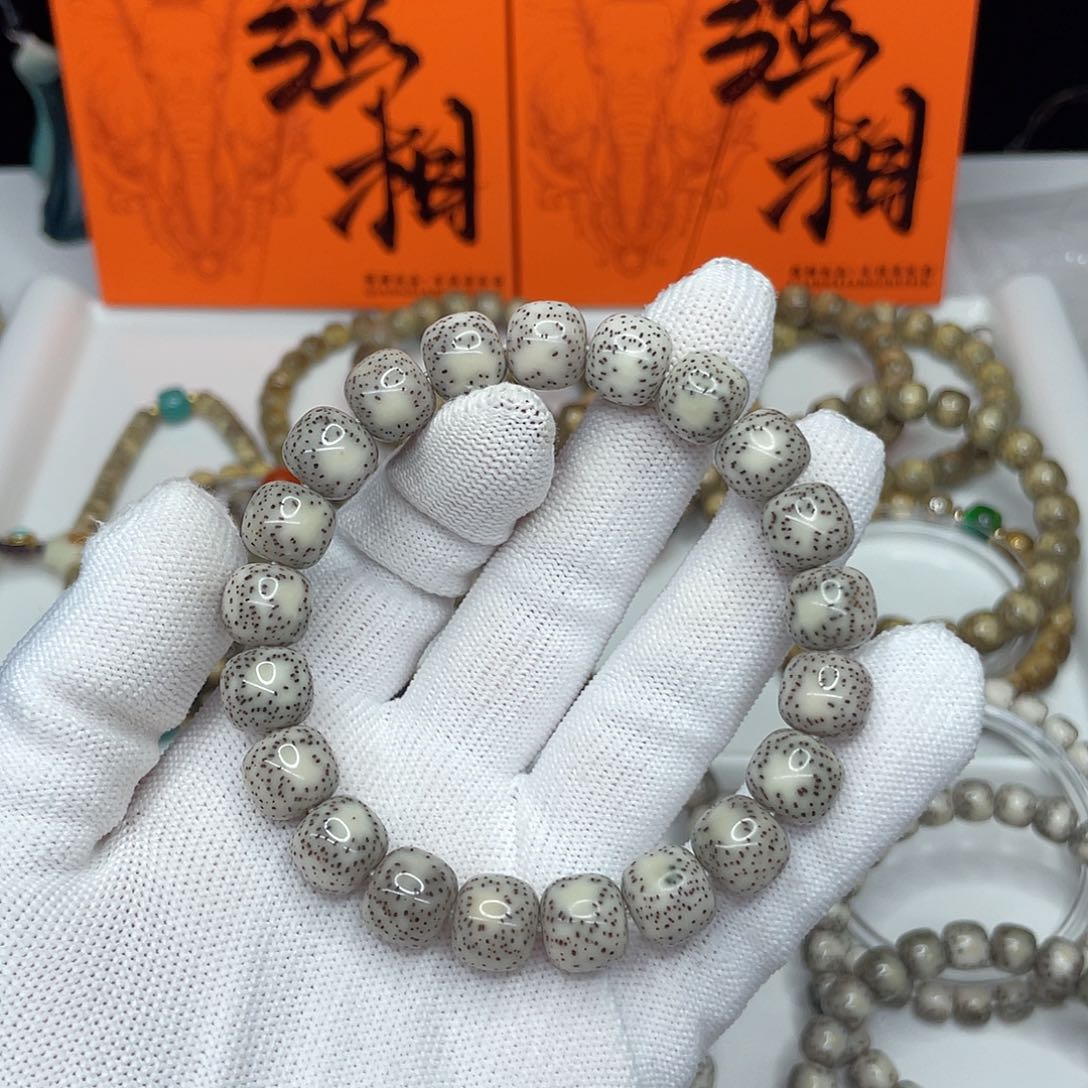 星月菩提手串D*L33。11/10骨瓷白侧留白