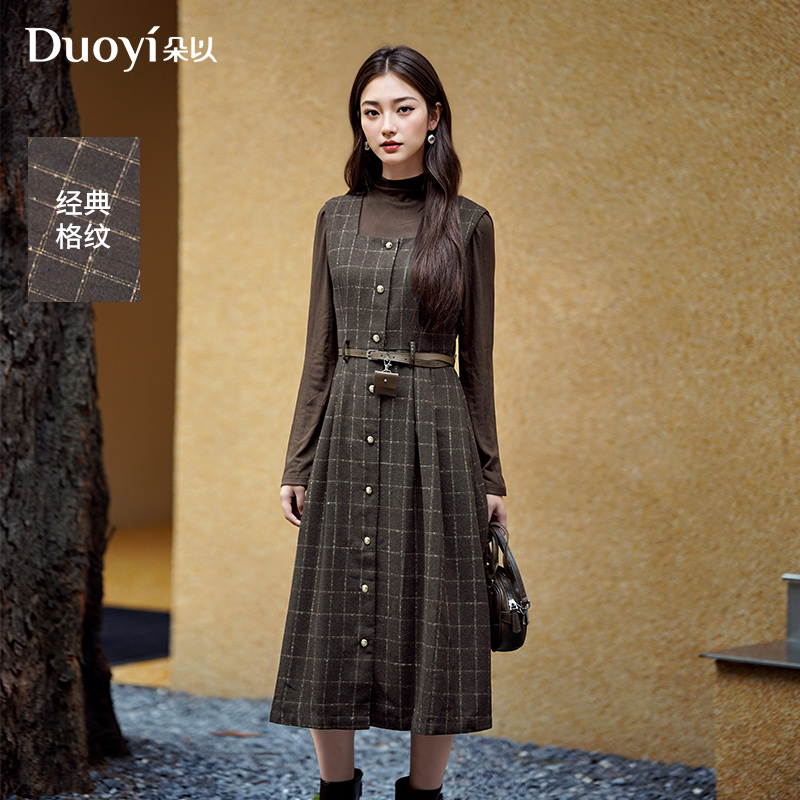 朵以2025冬季新款复古文艺半高领打底衫格子背心裙套装40VD848631