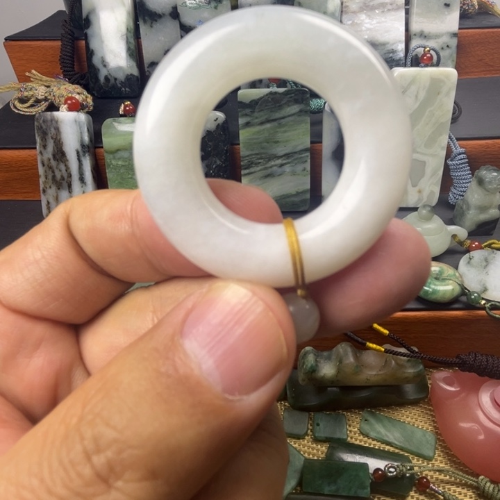 独山玉颈饰未镶嵌