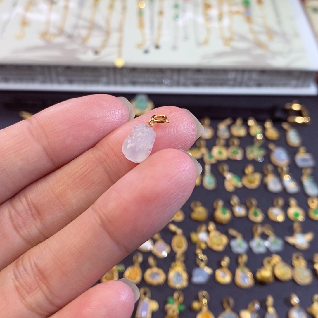 颈饰18K金镶嵌翡翠翡翠