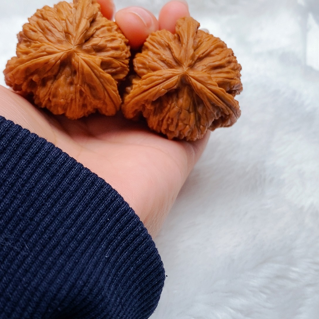 沂***产文玩核桃吊坠三棱