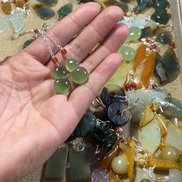 蛇纹石玉耳饰未镶嵌