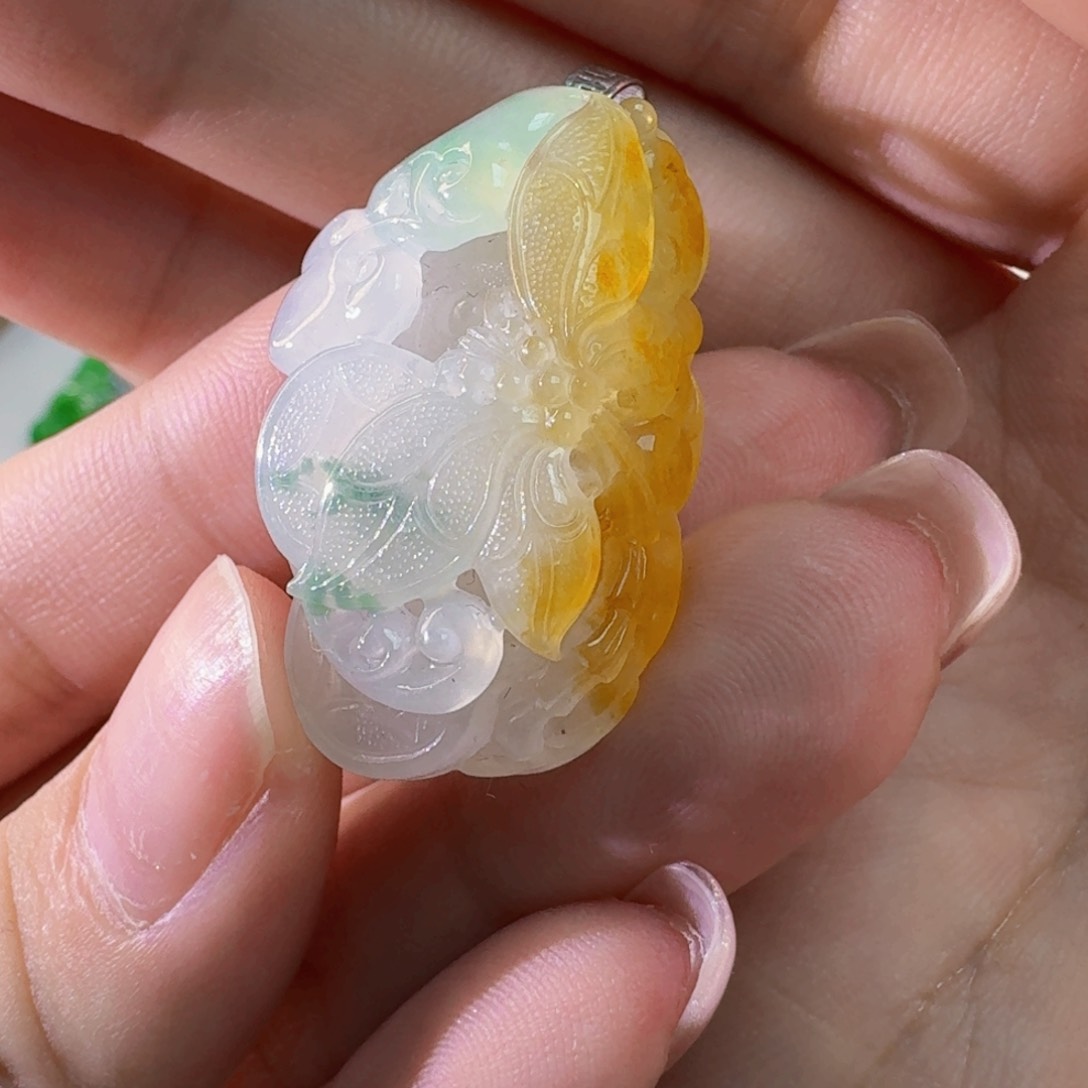 翡翠18K金镶嵌颈饰吊坠