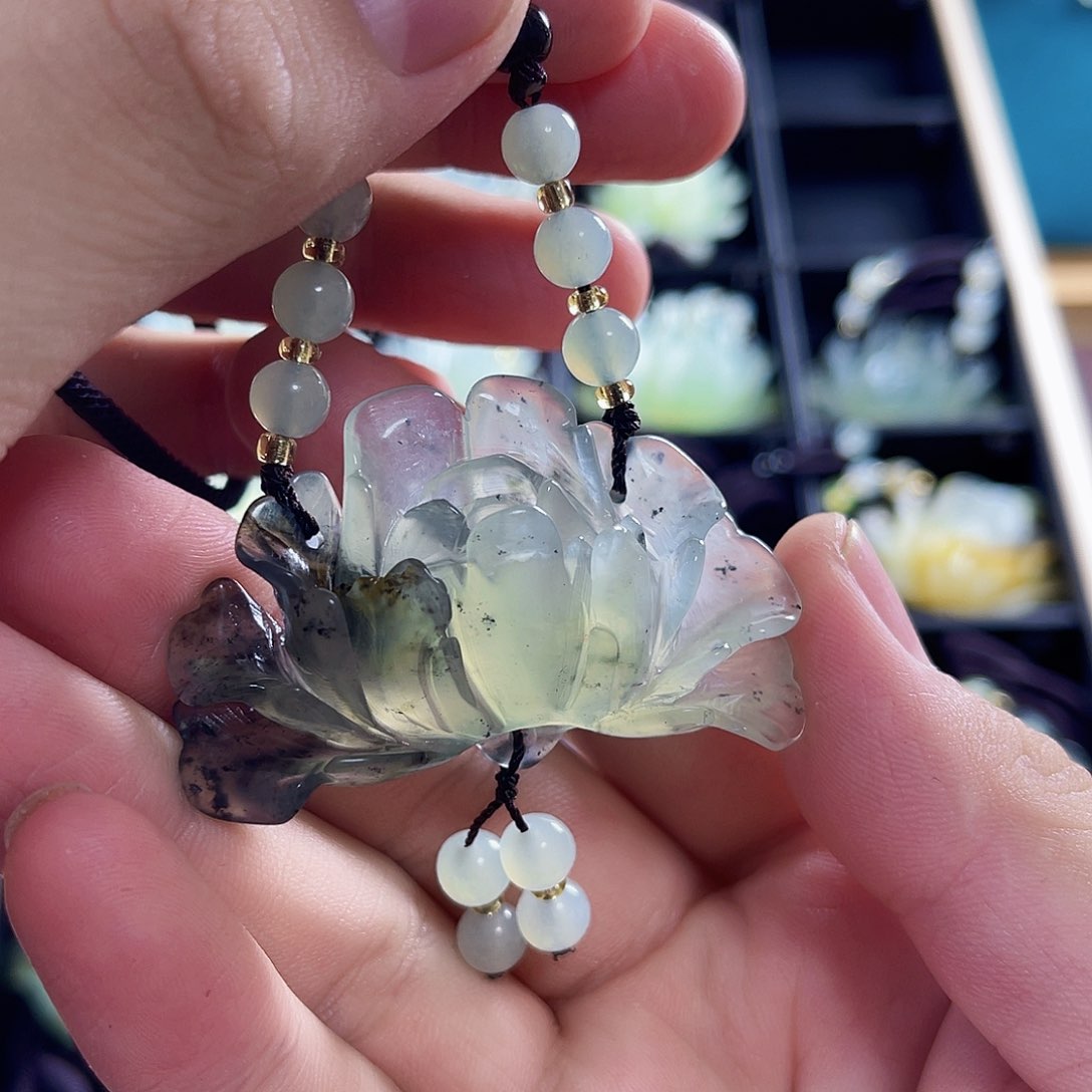 蛇纹石玉颈饰未镶嵌