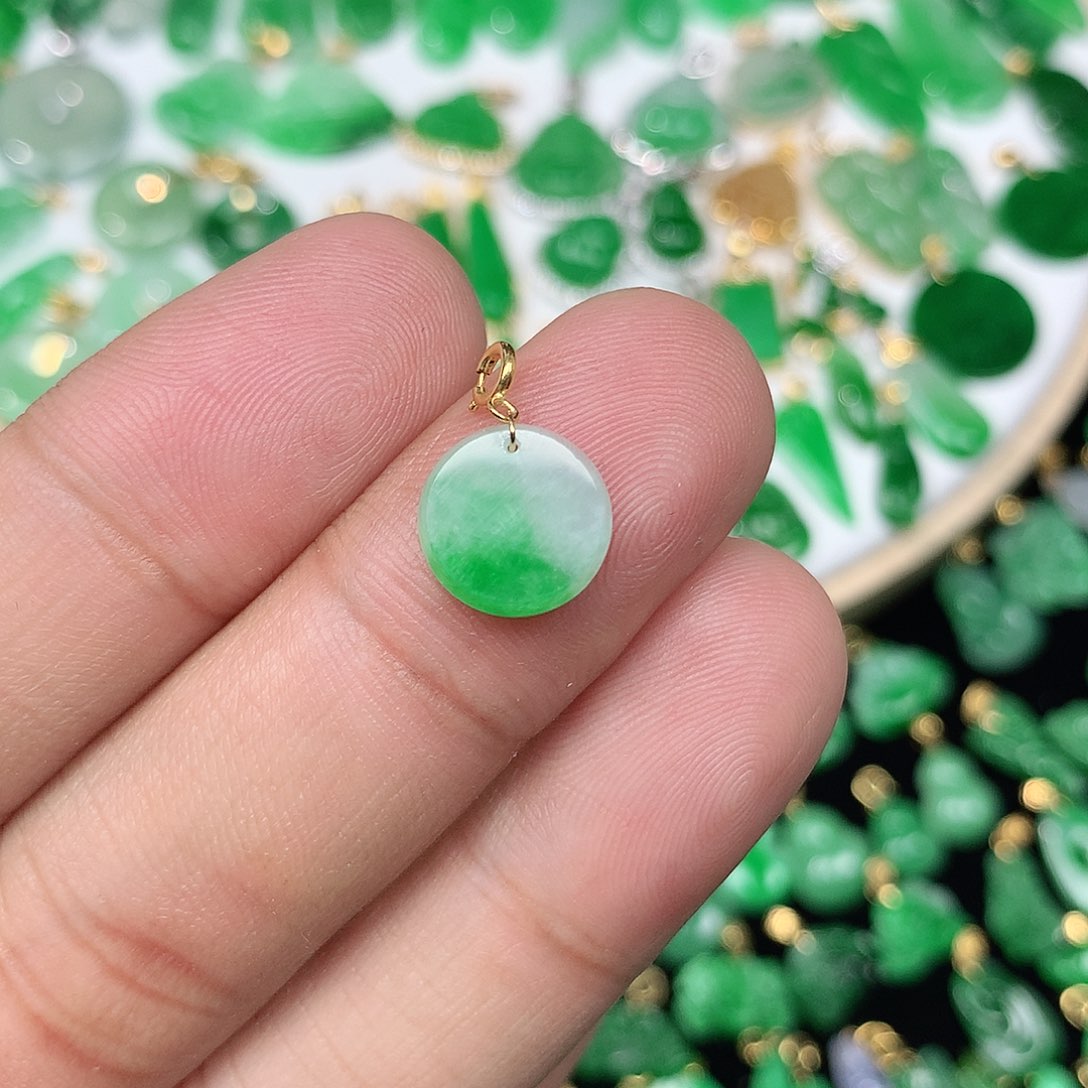 翡翠颈饰18K金镶嵌小巧精美飘阳绿小圆牌